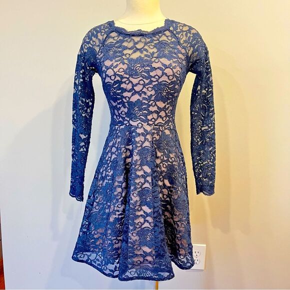 Sequin Hearts Navy Lace Overlay Sheer Keyhole Back Fit & Flare Dress Size 5 - Picture 1 of 5